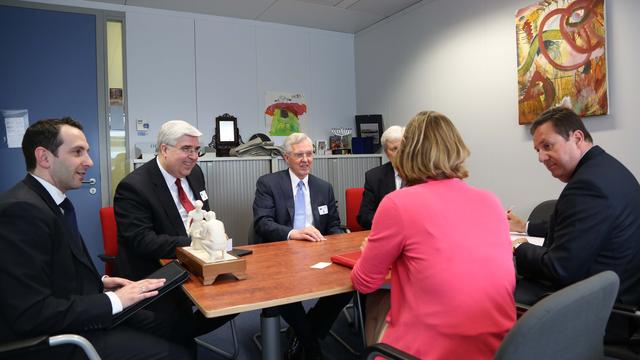 Une délégation de l'Église de Jésus-Christ des Saints des Derniers Jours a rencontré Katharina von Schnurbein, Conseillère de José Manuel Barroso, Président de la Commission Européenne, pour le dialogue entre les institutions européennes et les églises, les associations ou communautés religieuses, ainsi que les organisations philosophiques et non confessionnelles. Sur la photo, de droite à gauche: Pierre Goudin, Dialogue Européen; Katharina von Schnurbein; Frerich Görts; Elder D. Todd Christofferson; Elder José A. Teixeira; Francesco Di Lillo.