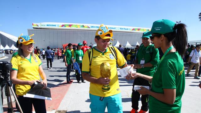 Les bénévoles qui sont membres de l'Église se joignent à d'autres travailleurs de la Coupe du Monde au Brésil pour diriger les visiteurs.