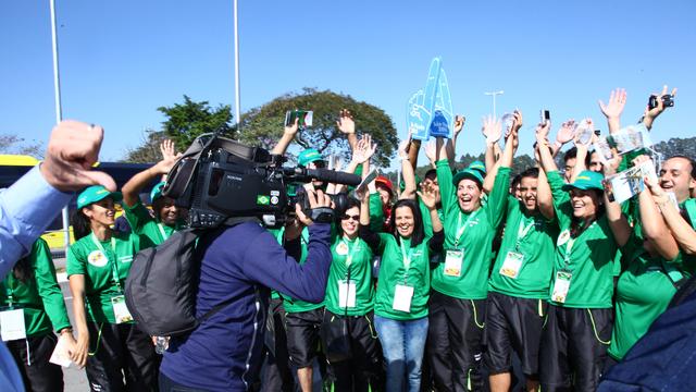 Les bénévoles de l''Église de Jésus-Christ des Saints des Derniers Jours au Brésil rencontrent les médias à la Coupe du monde 2014.