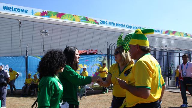 Des centaines de Saints des Derniers jours font partie de l'équipe de bénévoles aidant les visiteurs pendant la Coupe du monde de 2014 au Brésil.