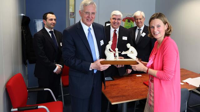 D. Todd Christofferson, du Collège des Douze Apôtres, présente une statue familiale à Katharina von Schnurbein, Conseillère de José Manuel Barroso, Président de la Commission Européenne, pour le dialogue entre les églises et les institutions européennes, les associations ou communautés religieuses ainsi que les organisations philosophiques et non confessionnelles.