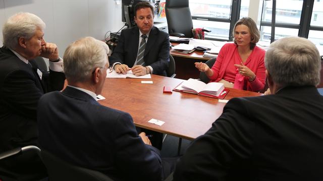 Une délégation de l'Église de Jésus-Christ de Saints des Derniers Jours a rencontré Katharina von Schnurbein, Conseillère de José Manuel Barroso, Président de la Commission Européenne, pour le dialogue entre les institutions européennes et les églises, les associations ou communautés religieuses ainsi que les organisations philosophiques et non confessionnelles. Sur la photo, de gauche à droite: Frerich Görts; Elder D. Todd Christofferson; Pierre Goudin, Dialogue Européen; Katharina von Schnurbein; Elder José A. Teixeira.