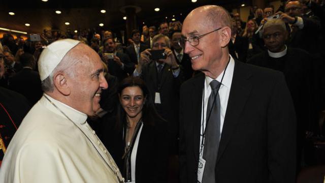 Le Pape François accueille Henry B. Eyring dans la salle du Synode au Vatican avant que colloque sur le mariage commence.