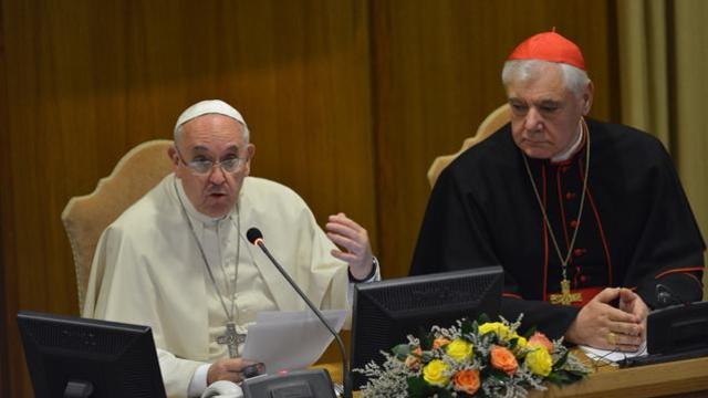 Cité du Vatican, lundi 17 Novembre, 2014 - le Pape et le cardinal Francis Mueller dans la salle du Synode lors du colloque sur la complémentarité de l'homme et de la femme.