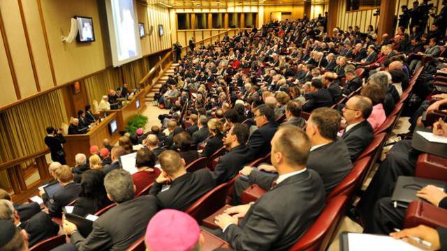Le Pape François parle dans la salle du Synode lors du Colloque sur la complémentarité de l'homme et de la femme, les 17-19 Novembre 2014.