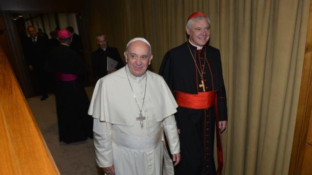 Le Pape François et le cardinal Mueller entrent dans la Salle du Synode pour le colloque sur la complémentarité de l'homme et de la femme.