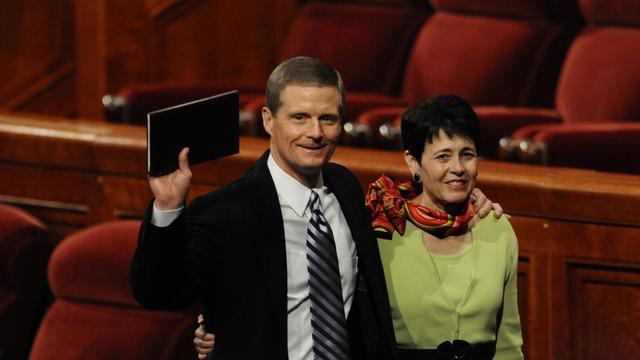 elder-Bednar-newsbio-GC-Oct-2010-with-wife.JPG
