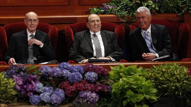 La Première Présidence de l'Église lors de la session du samedi après-midi lors de la Conférence Générale d'octobre 2012.